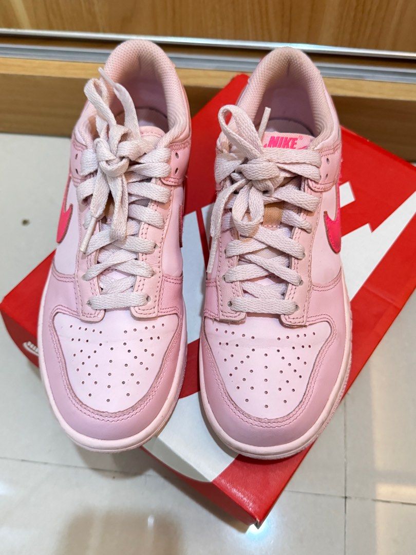 Nike dunk low triple pink, Fesyen Wanita, Sepatu di Carousell