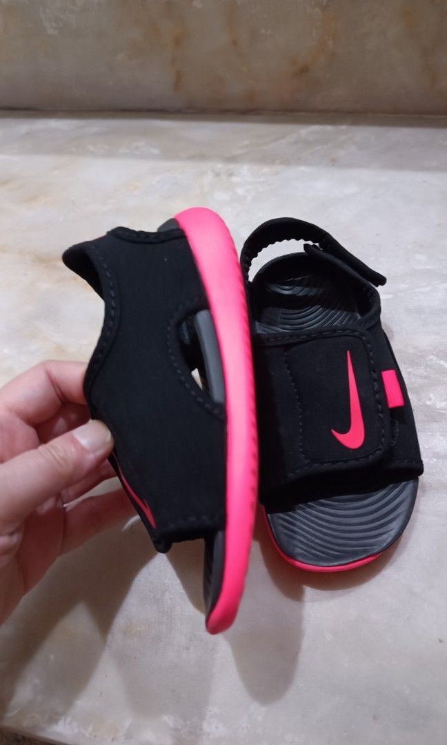 Nike waterproof sandals (Category: Babies & Kids Fashion) located in Manila. Submitted by unboxing_addict (Listing ID 1348652554, Image 3). Description: nike waterproof sandals comfy and soft material US 8C size.