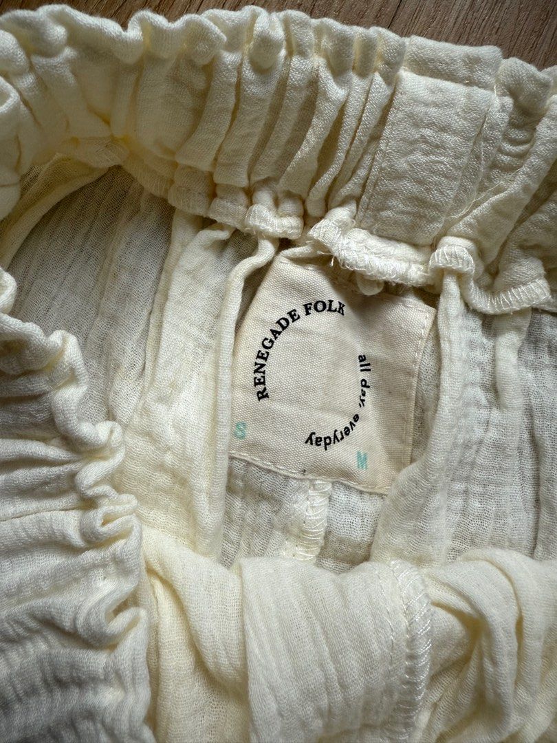 Renegade Folk Easy Shorts (Category: Shorts) located in Makati City. Submitted by nisayaptinchay (Listing ID 1348709006, Image 2). Description: Renegade Folk Easy Shorts Size: S/M Color: White Original Price is P1095.