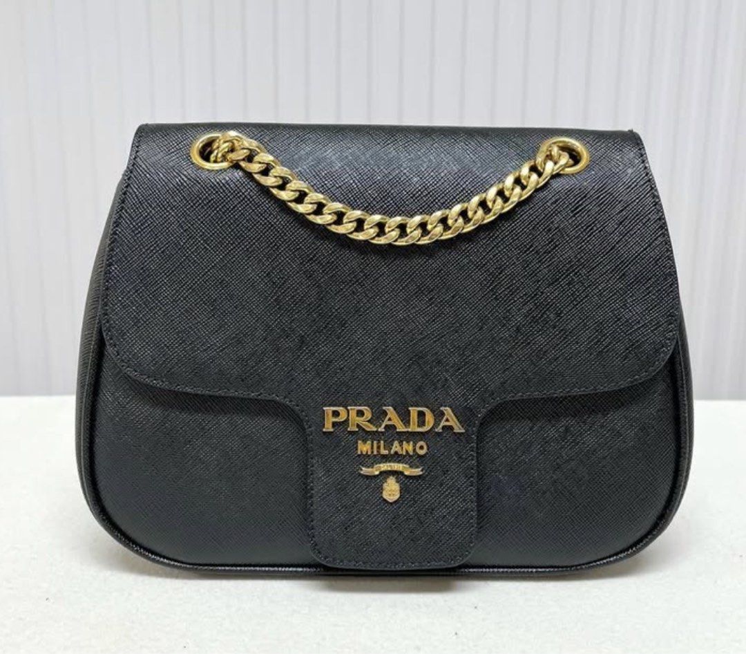 Saffiano flap small (Category: Luxury Bags & Wallets) located in Santa Ana. Submitted by astonandariana (Listing ID 1348637309, Image 2). Description: .
