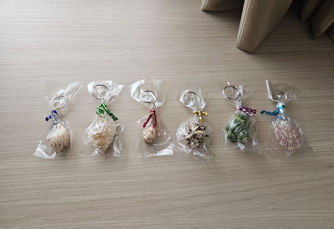 Seashell Keychains (Category: Handmade Craft) located in Singapore. Submitted by underthelamppost (Listing ID 1348753176, Image 1). Description: Pretty seashell keychains with small ribbon decoration tied at the top. Bought this some time ago but never used it so it's as good as new (it's still inside the packaging) $3 each but open to nego! If you buy all as a set I'll give you a discount~.