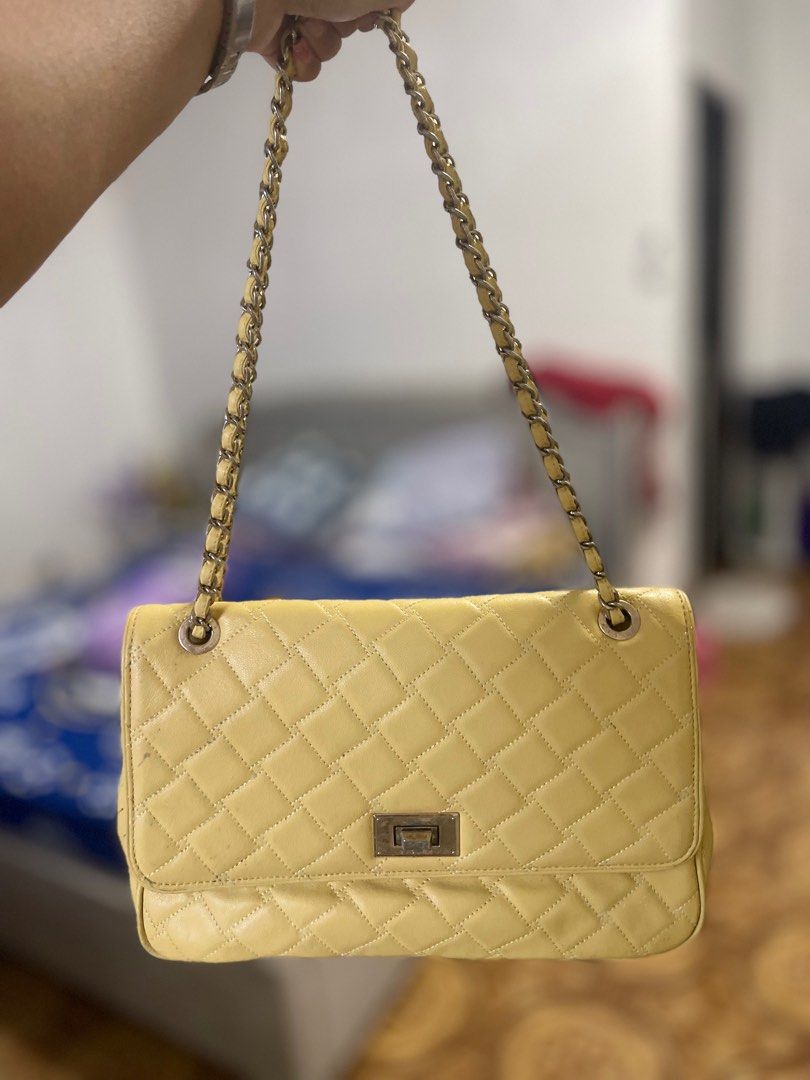 Sisley Two Way Bag (Category: Shoulder Bags) located in Lingayen. Submitted by jhaneshop (Listing ID 1348724048, Image 2). Description: Can fit a lot of things With zipper and open pocket Can be shoulder or sling bag .