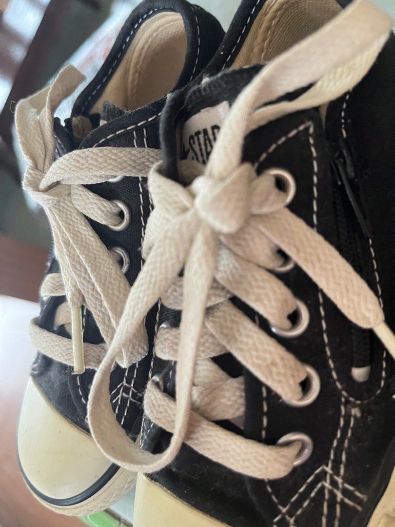 Snickers (Category: Babies & Kids Fashion) located in Kulai. Submitted by fah237 (Listing ID 1348745725, Image 3). Description: Kasut Converse ada zipper ditepi yang digunakan oleh anak OKU untuk dilepaskan. Kasut tak pernah jejak tanah & jarang guna. Size : US10/JPN17 Harga tidak termasuk caj pos. Cod : Kluang dan Kota Tinggi. .