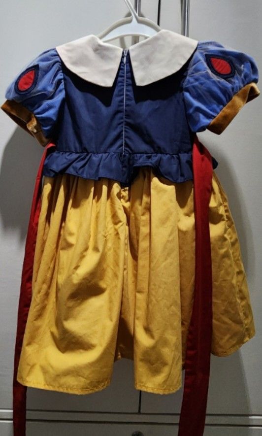 Snow White (Inspired) Dress (Category: Babies & Kids Fashion) located in Pasig City. Submitted by declutterwithmatt (Listing ID 1348719165, Image 2). Description: Good as new. Bought for 570. Size: 2Y to 3Y.