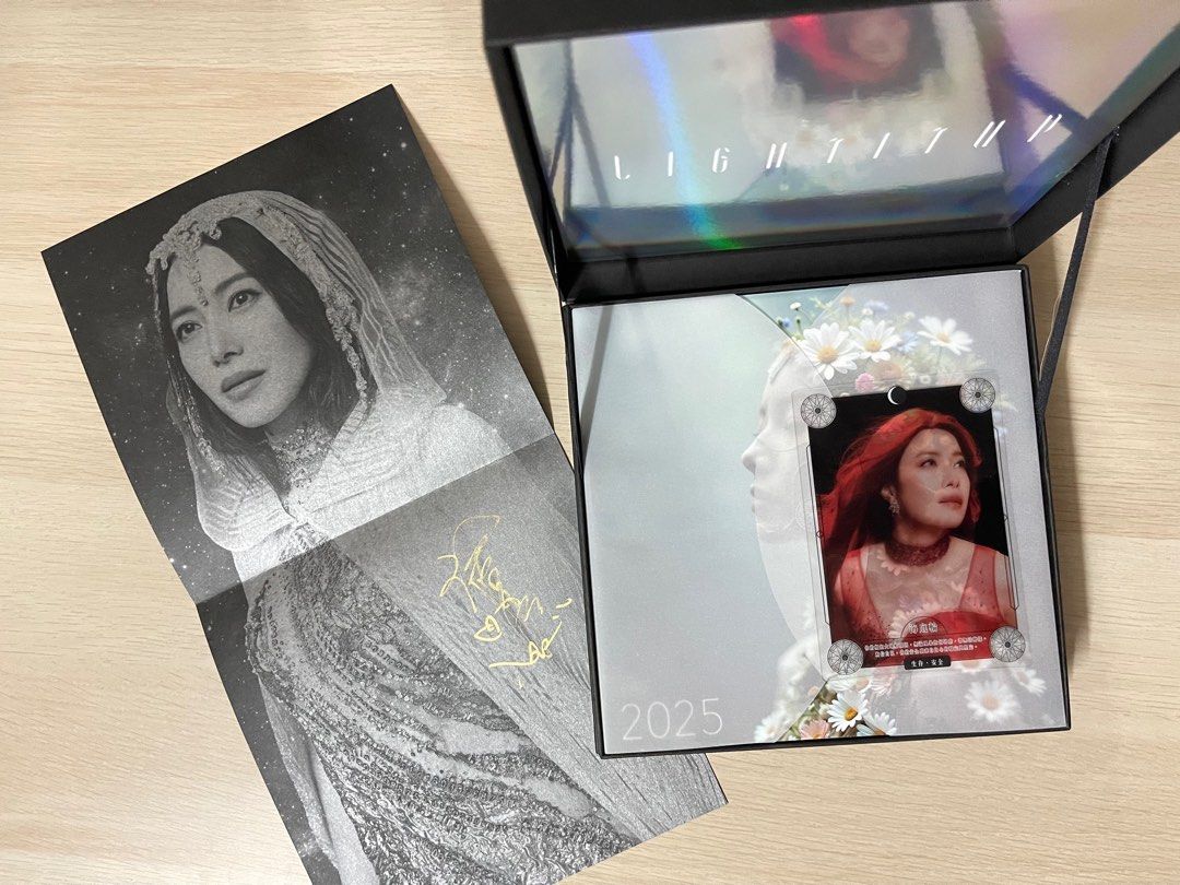 徐懷鈺光致蛻變簽名精裝國際版YUKI, 書籍、休閒與玩具, 收藏、紀念品