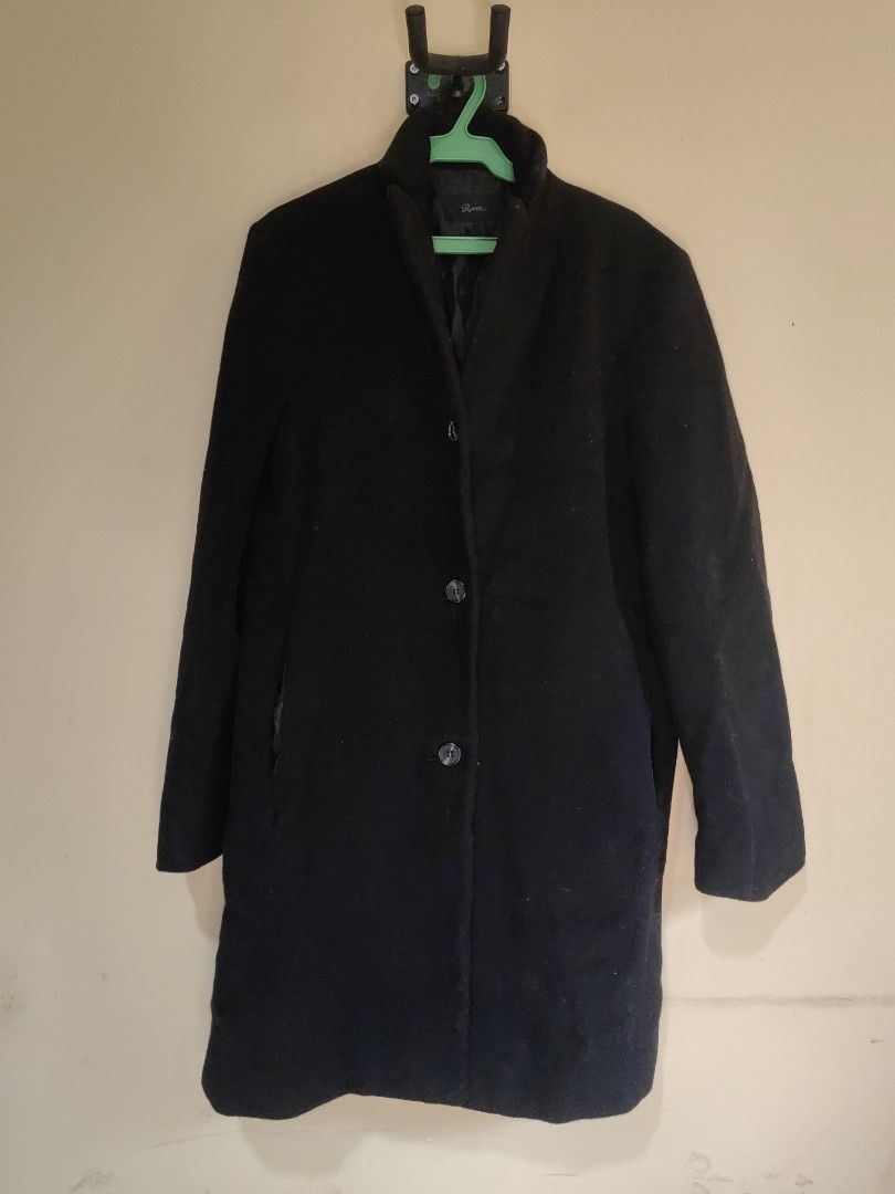 Black Formal Winter Coat (Category: Coats, Jackets and Outerwear) located in Butuan. Submitted by mizzlora (Listing ID 1348823289, Image 1). Description: Good condition. Used once only in a trip. Can fit S-M. Good for 5°c - 10°c weather if ginawin. Can still insert a long sleeve / turtleneck, and heat tech inside. 📍Mindanao Butuan.