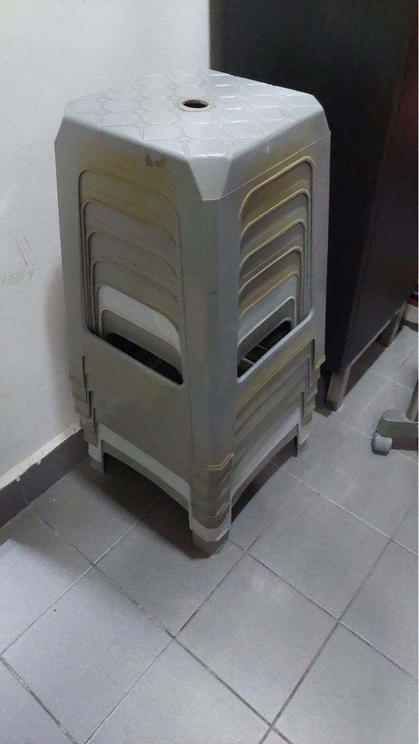 Chairs plastic stackable (Category: Chairs) located in Singapore. Submitted by everythingapplefan (Listing ID 1348974109, Image 1). Description: Self pick from hill view area .