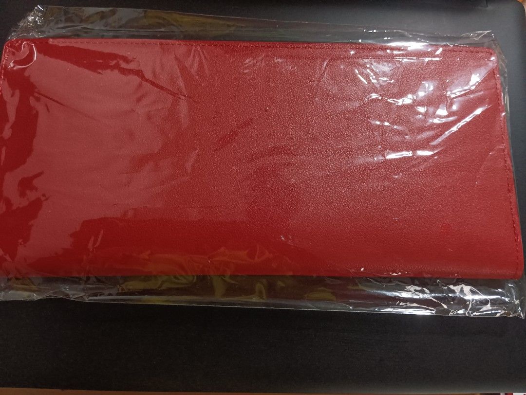 Classy Pouch (Category: Belt bags, Clutches and Pouches) located in Singapore. Submitted by gatralife (Listing ID 1348818552, Image 2). Description: Spacious enough for at least 20 red packets.