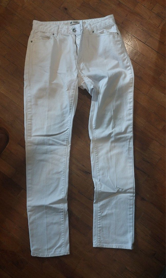 GAP White Pants (Category: Jeans) located in Manila. Submitted by agustinnepomuceno (Listing ID 1348854302, Image 1). Description: Item Details: Gap Boot Cut Stretch White Pants • Size: Medium • Length (L): 39 inches • Width (W): 28-30 waist • Condition: 9/10 Shipping: Buyer shoulders the shipping fee. Payment: GCash only Feel free to message me for more details or additional photos..