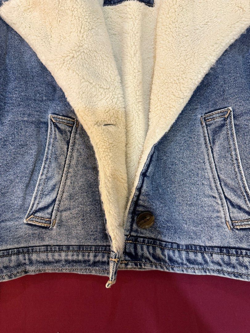 Hollister Denim Jacket (Category: Coats, Jackets and Outerwear) located in Candelaria. Submitted by lainey_ (Listing ID 1348970649, Image 3). Description: Hollister Jacket Used once in Melbourne Size Small ₱1500 .
