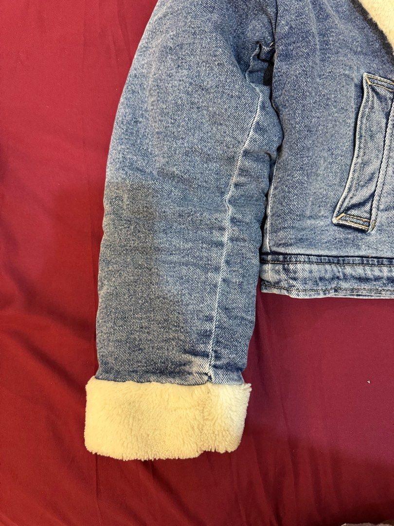Hollister Denim Jacket (Category: Coats, Jackets and Outerwear) located in Candelaria. Submitted by lainey_ (Listing ID 1348970649, Image 2). Description: Hollister Jacket Used once in Melbourne Size Small ₱1500 .