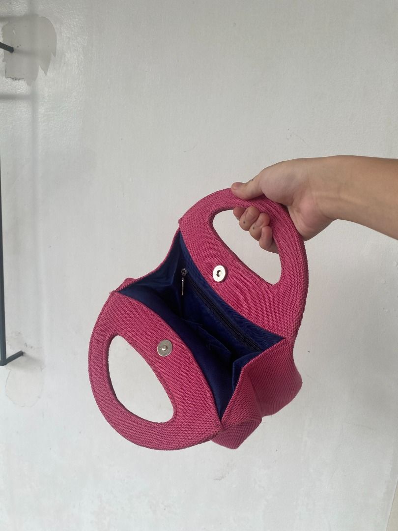 Kangol Woven Handbag (Category: Purses & Pouches) located in Bacolod City. Submitted by found.objects (Listing ID 1348897910, Image 3). Description: needs cleaning.
