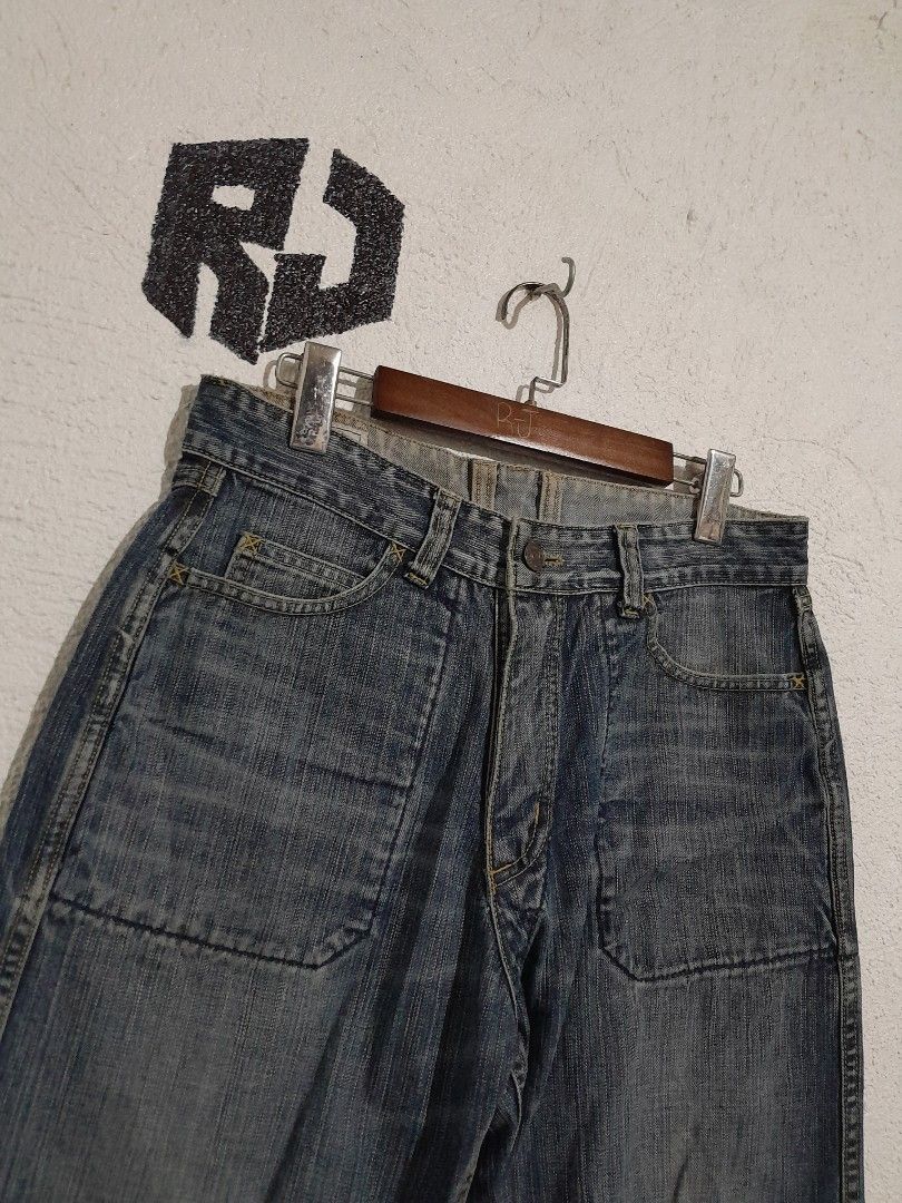 LEE REVERSABLE JEANS [30/32BY41]🔥 (Category: Jeans) located in Manila. Submitted by kuyanyo (Listing ID 1348991868, Image 3). Description: DM IF INTIRESTED GOODCONDITION NEEDWASH.