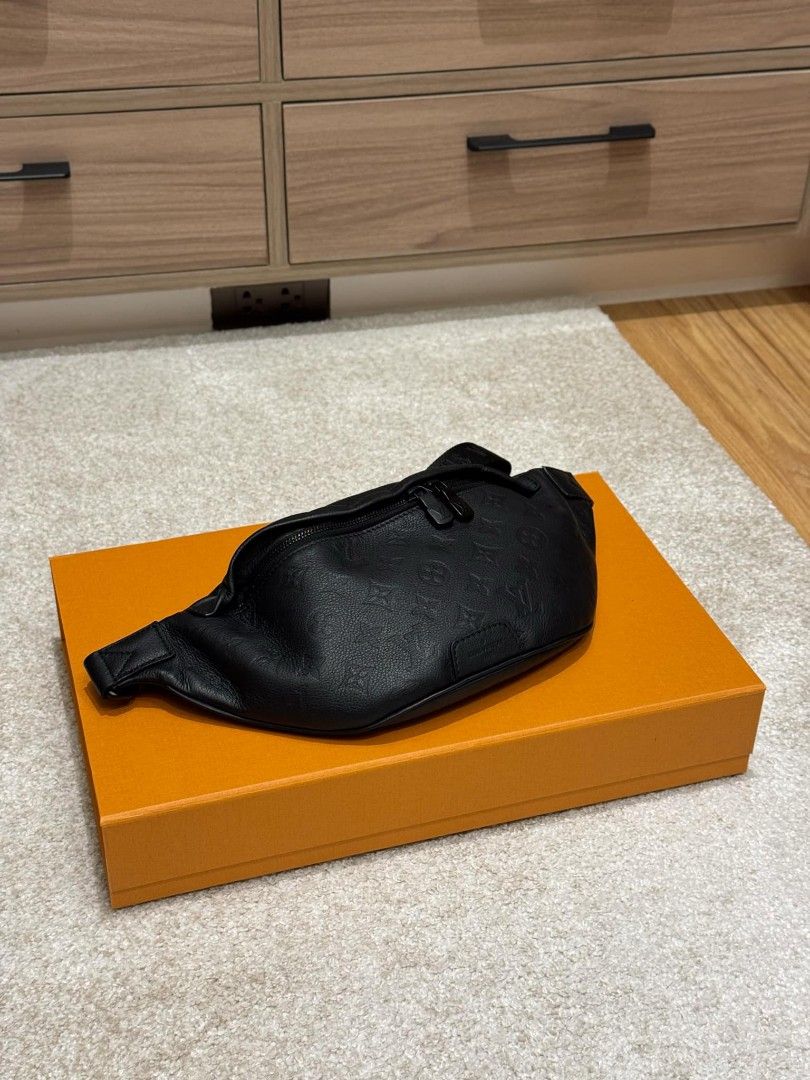 Louis Vuitton Discovery Bumbag PM (Category: Luxury Bags & Wallets) located in Manila. Submitted by blindboxcollectibles (Listing ID 1348820648, Image 1). Description: Louis Vuitton Discovery Bumbag PM (pre-loved) With dust bag and box Original (Authentic) (SRP: 130K) 100k mop: gcash or bank shipping: lalamove location: cainta/lucena note: meetups ok pagusapan nlng 🤗 thanks 🤩.