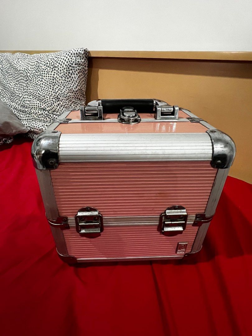 Make Up Tool Box (Category: Makeup) located in Petaling Jaya. Submitted by lady_lyn (Listing ID 1348915939, Image 1). Description: Vintage make up tool box. Well used but still in a good condition. Faded pink colour on the top part. Light rusty at the steel part..