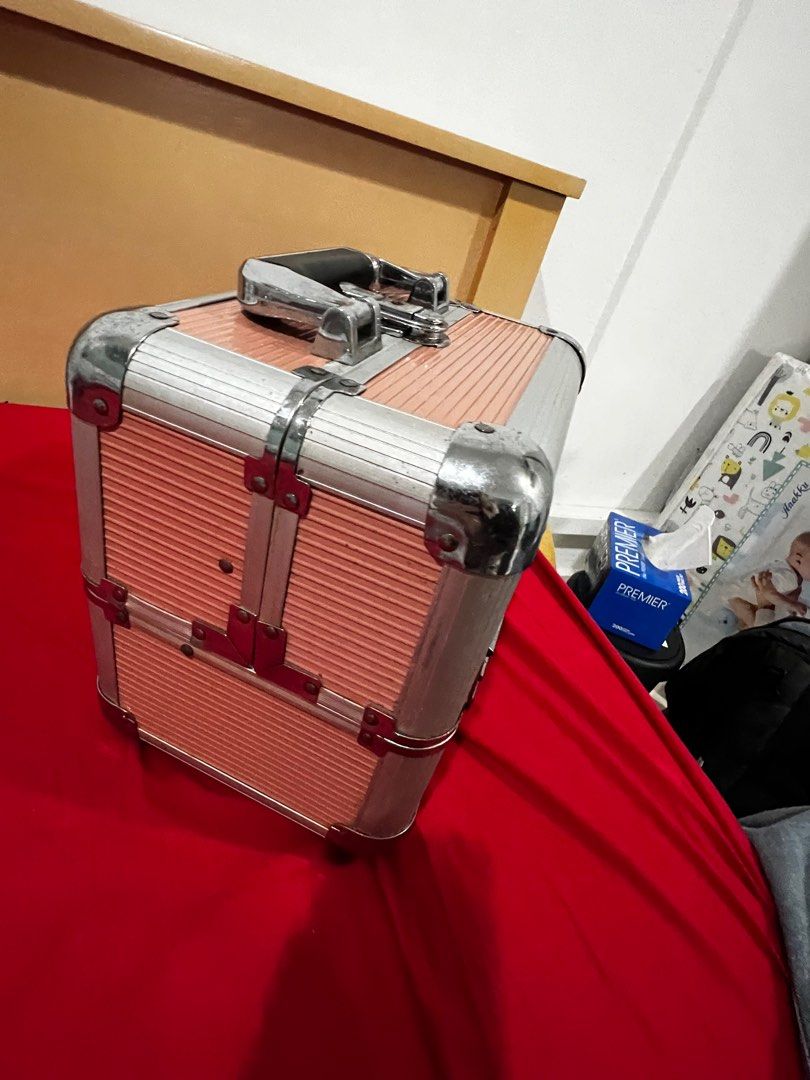 Make Up Tool Box (Category: Makeup) located in Petaling Jaya. Submitted by lady_lyn (Listing ID 1348915939, Image 2). Description: Vintage make up tool box. Well used but still in a good condition. Faded pink colour on the top part. Light rusty at the steel part..