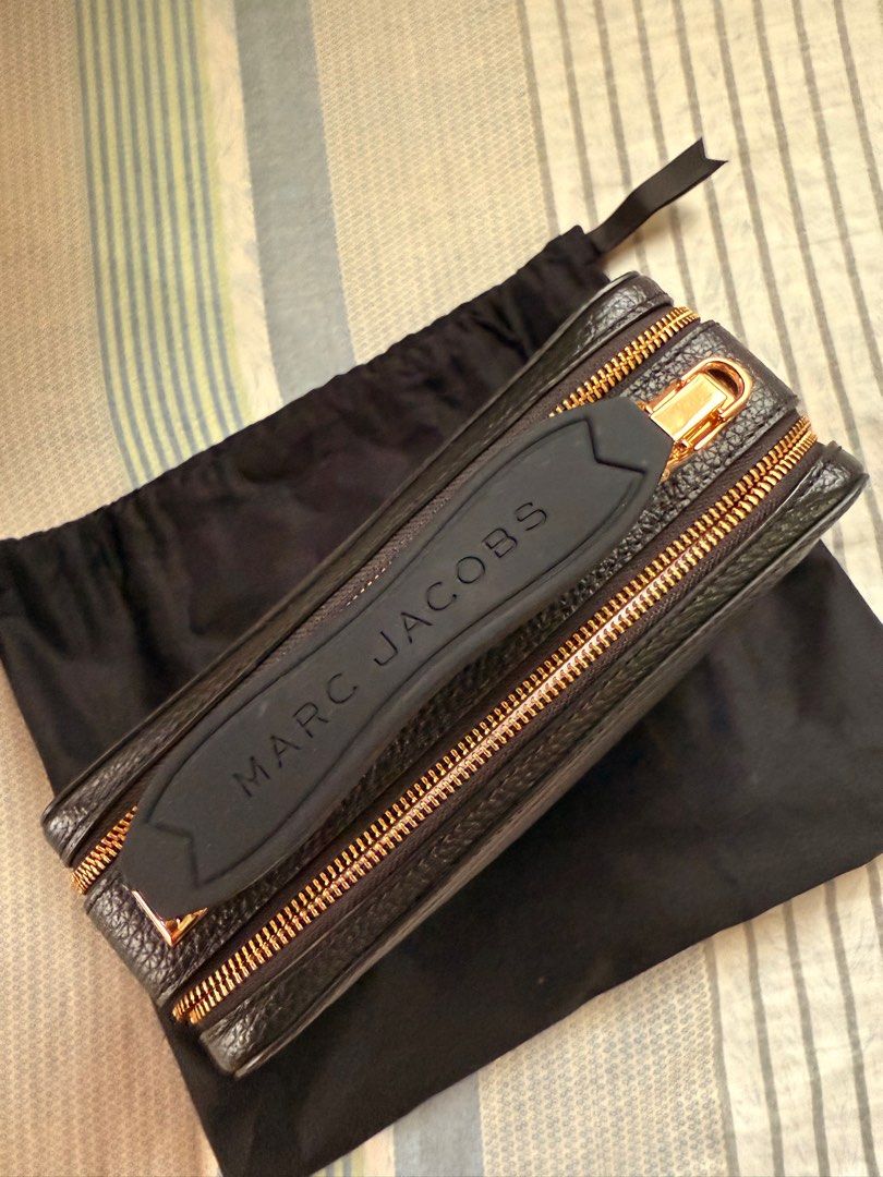 Marc Jacobs Box Cross-body Bag (Black, ORIGINAL) (Category: Cross-body Bags) located in Pasay City. Submitted by ricalorica (Listing ID 1348854861, Image 3). Description: Selling my MJ box cross-body bag, black, medium. Only used this once. With dust bag and tags..