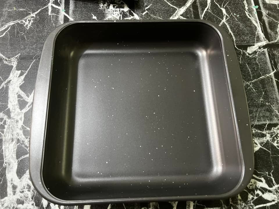 Omega 1.7L Square Glass Non-Stick Baking Dish (Category: Bakeware) located in Manila. Submitted by jovalbarez (Listing ID 1348964285, Image 2). Description: Safe to use in oven, microwave, freezer, dishwasher RFS: Does not fit in our microwave. Never used..