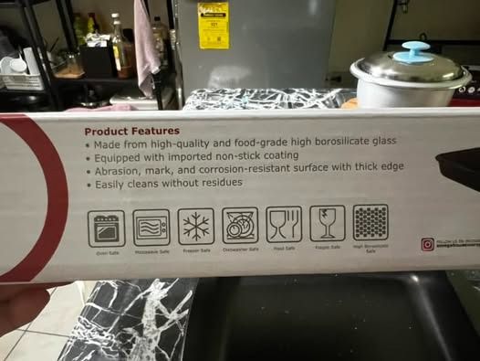 Omega 1.7L Square Glass Non-Stick Baking Dish (Category: Bakeware) located in Manila. Submitted by jovalbarez (Listing ID 1348964285, Image 3). Description: Safe to use in oven, microwave, freezer, dishwasher RFS: Does not fit in our microwave. Never used..