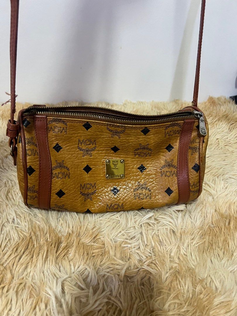 Preloved MCM sling Bag From Japan🇯🇵✅ (Category: Luxury Bags & Wallets) located in Caloocan City. Submitted by kcconstntino (Listing ID 1348875666, Image 1). Description: Preloved MCM sling Bag Aunthentic from 🇯🇵✔️sign of usage ..
