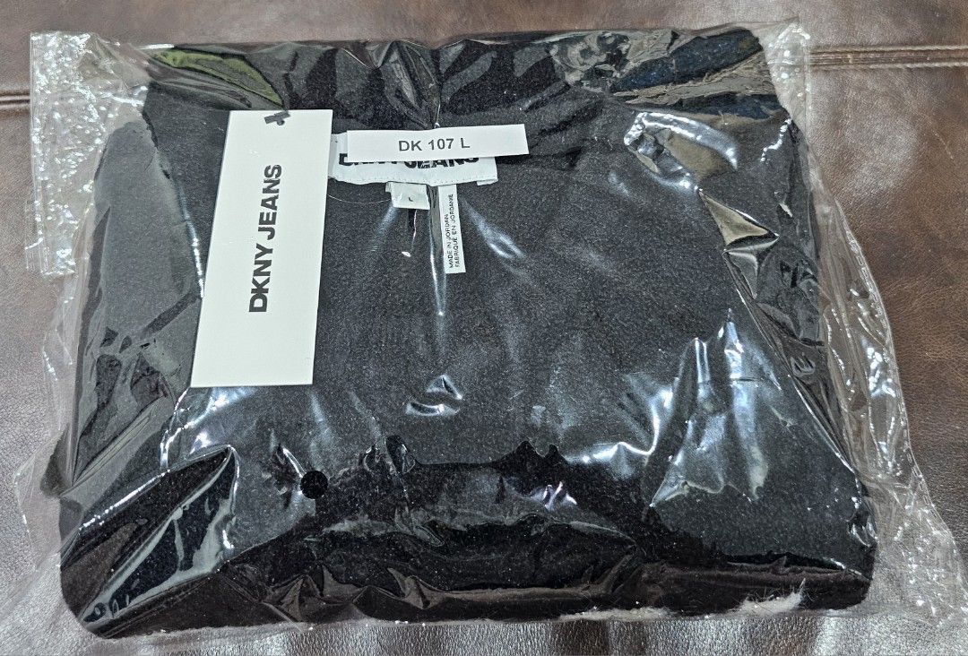 Sweater (Category: Longsleeves) located in Singapore. Submitted by ettan881380997 (Listing ID 1348970607, Image 3). Description: Colour: Black with gold wording.