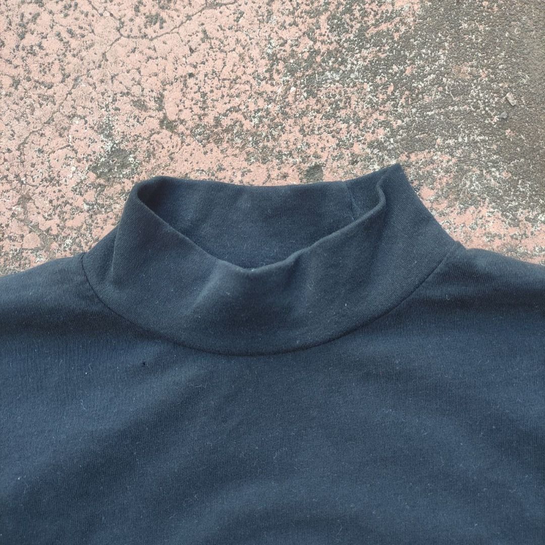 Uniqlo plain black mock-neck long sleeves (Category: Longsleeves) located in Naga. Submitted by 214apparel (Listing ID 1348894048, Image 3). Description: Uniqlo plain black mock-neck long sleeves Size: Small on tag Measurements (inches): Armpit to armpit- 17.5 Length- 24.5 Sleeve Length- 21.5 Issue/s- pinhole, adhesive mark (see photos) Price- 100 +sf -Manage your expectations this is thrifted/pre-loved -Color may vary due to lighting -This is no
