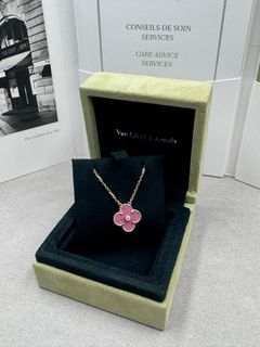 （分類：）位於 。 由 chloe_luxury_vca 提交（商品編號 1348989234，圖片 1）。簡介： 。