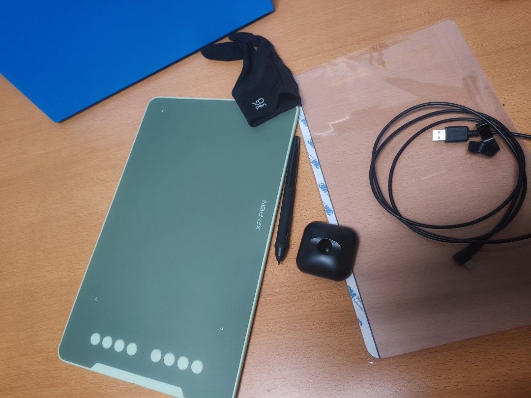XPPen DECO01V2 Graphing/Drawing Tablet (Category: Others) located in San Juan City. Submitted by shen8073 (Listing ID 1348823741, Image 2). Description: Own a XPPen DECO01V2 Graphing/Drawing Tablet in color GREEN for only ₱2,000 Can be used in Windows PC, Mac OS, and Android devices. Bought on October 2024 - includes protective film, pen stand, cable, glove - stylus has tilt support, overall smooth experience, with shortcut keys - comes with a bo