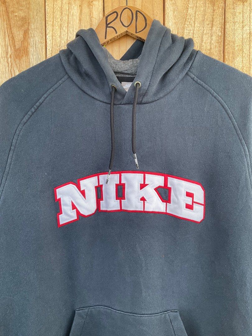 Y2K Nike Spellout Hoodie (Category: Coats, Jackets and Outerwear) located in Ozamiz City. Submitted by thriftfarer (Listing ID 1348826165, Image 3). Description: Y2K Nike Spellout Hoodie size L on tag 23x29 condition: 9.3/10 color rate: 9/10 issue: maliit na paint stain (last pic).