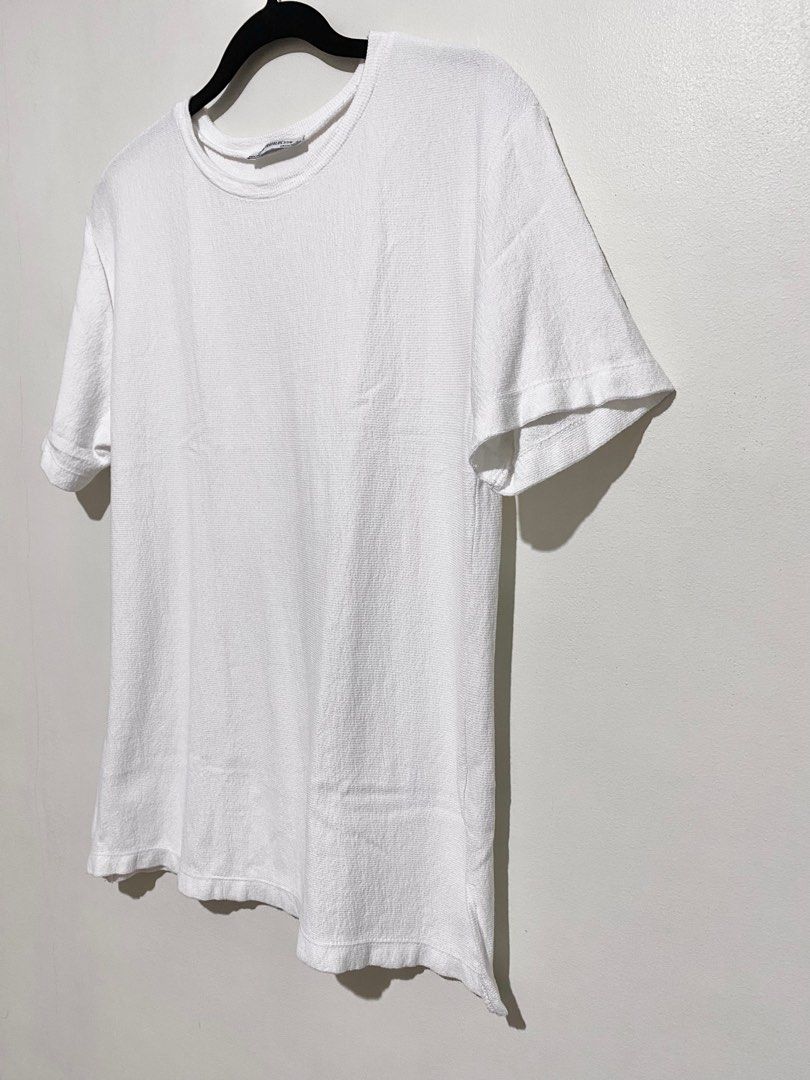 Zara Trafaluc Basic Textured Cotton Cool White Tee Shirt Top (Category: Shirts) located in Manila. Submitted by simoonie (Listing ID 1348872956, Image 2). Description: In general very good condition! 👍 Store bought. Zara Trafaluc: basic minimalist white tee / t-shirt, textured cotton, side slits. ✨ — Measurements Approx (lay flat) — - Size on tag: US Small - Chest (armpit to armpit): 19 inches - Length: 26.5 inches RFS: 2025 Home & Lifestyle Ref