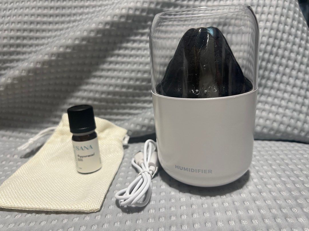 Aroma Diffuser (Category: Fragrance & Deodorants) located in Singapore. Submitted by selenelux (Listing ID 1349086769, Image 2). Description: H2O Volcano humidifier with peppermint essential oil, perfect for room and office or as a gift to someone. Price nego, size: 145x88X88mm.