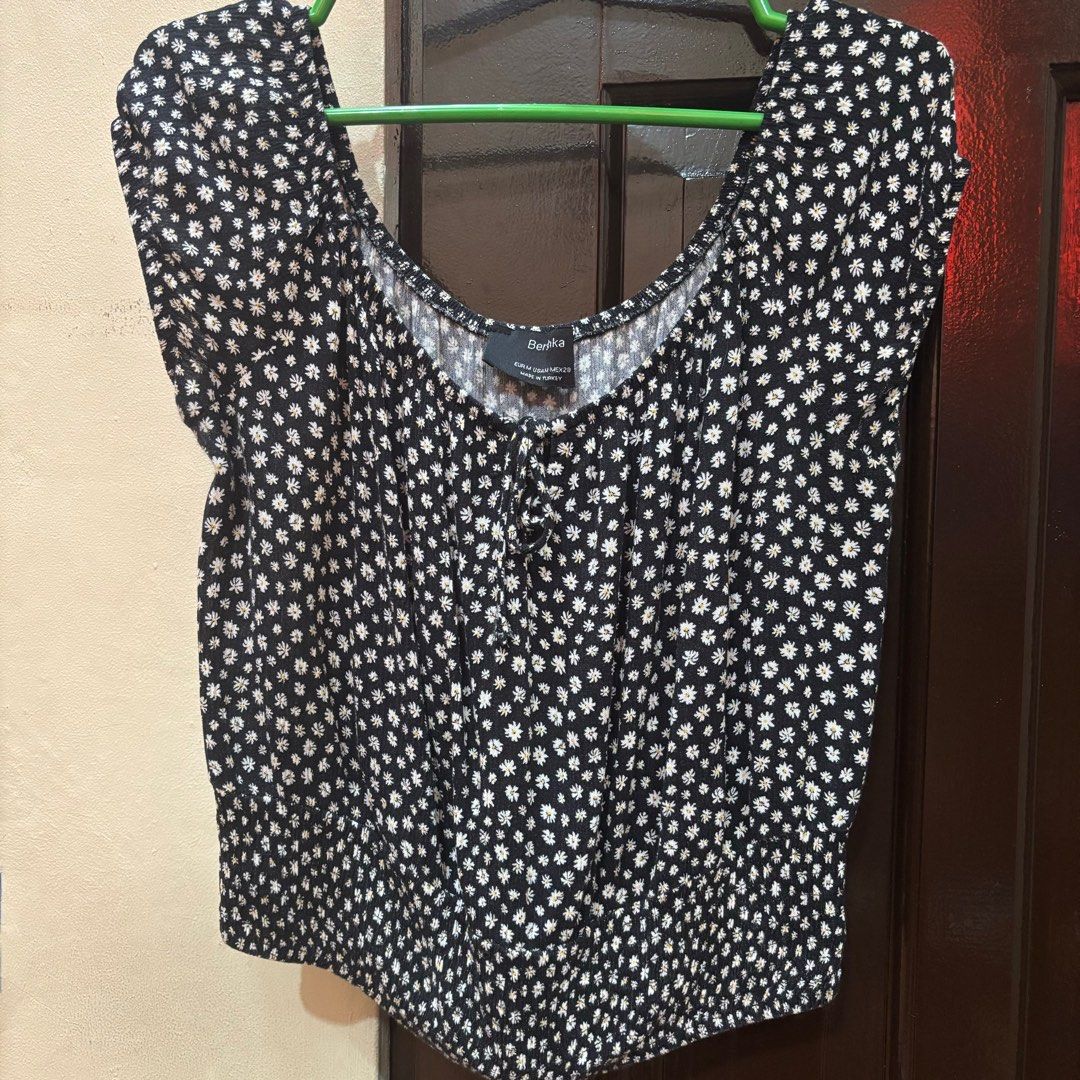 Bershka Floral Cropped Top (Category: Blouses) located in Taguig. Submitted by preloved.catalog (Listing ID 1349075890, Image 1). Description: 🌟 condition: 9/10 🌟 size on tag: M 🌟 super cute!! 🌟 great quality 🌟 can be worn off-shoulder 🌟with bottom garter 🌟 cropped top payment: gcash 📦 shipping: gogoexpress metro manila: 80 php nationwide: 150 php.