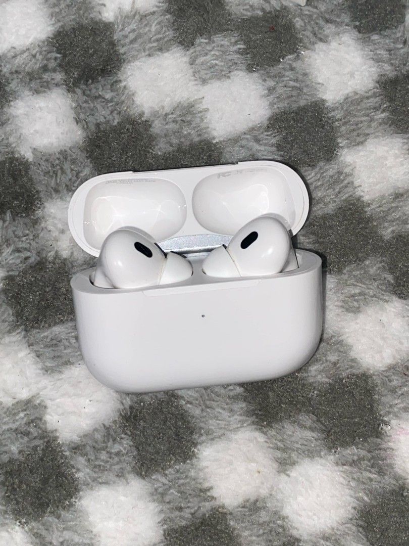 Earphones pro 2 type c (Category: Earphones) located in Manila. Submitted by omomo1 (Listing ID 1349049842, Image 1). Description: premium Ç0pY cl0se to orig.
