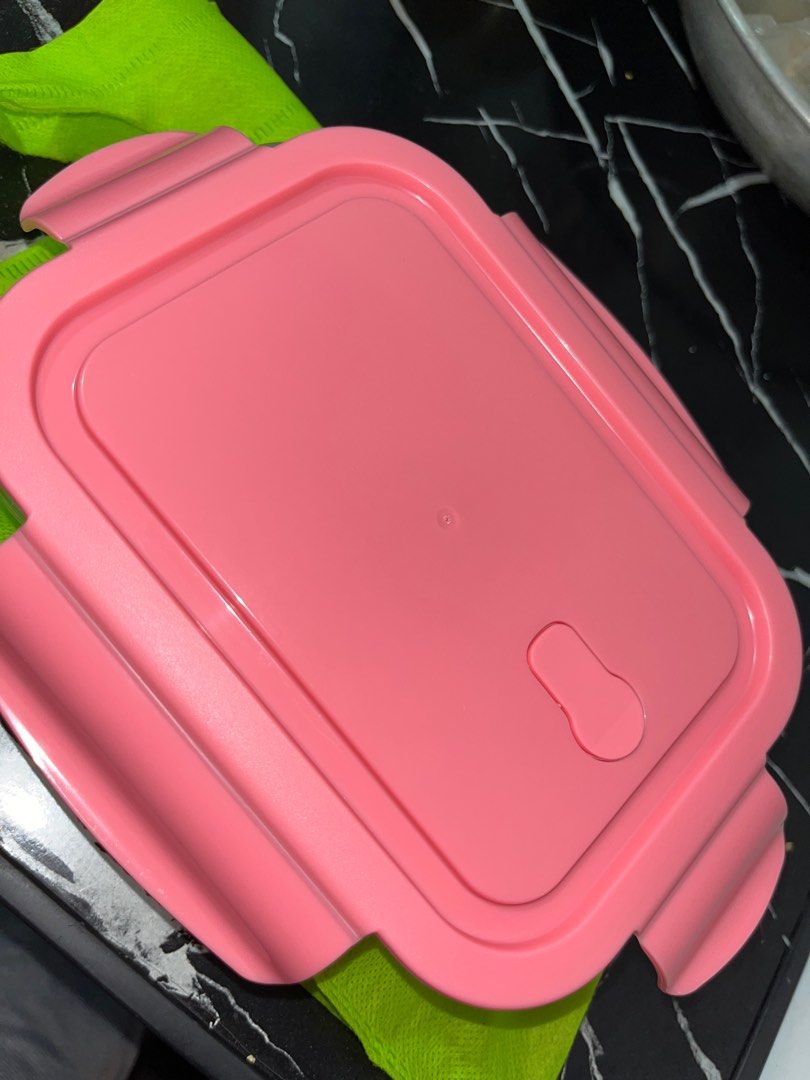 Glass Lunch Box Sealed (Category: Storage Boxes & Baskets) located in Valenzuela. Submitted by hellodianelim (Listing ID 1349136198, Image 2). Description: 700 ML Color Pink.
