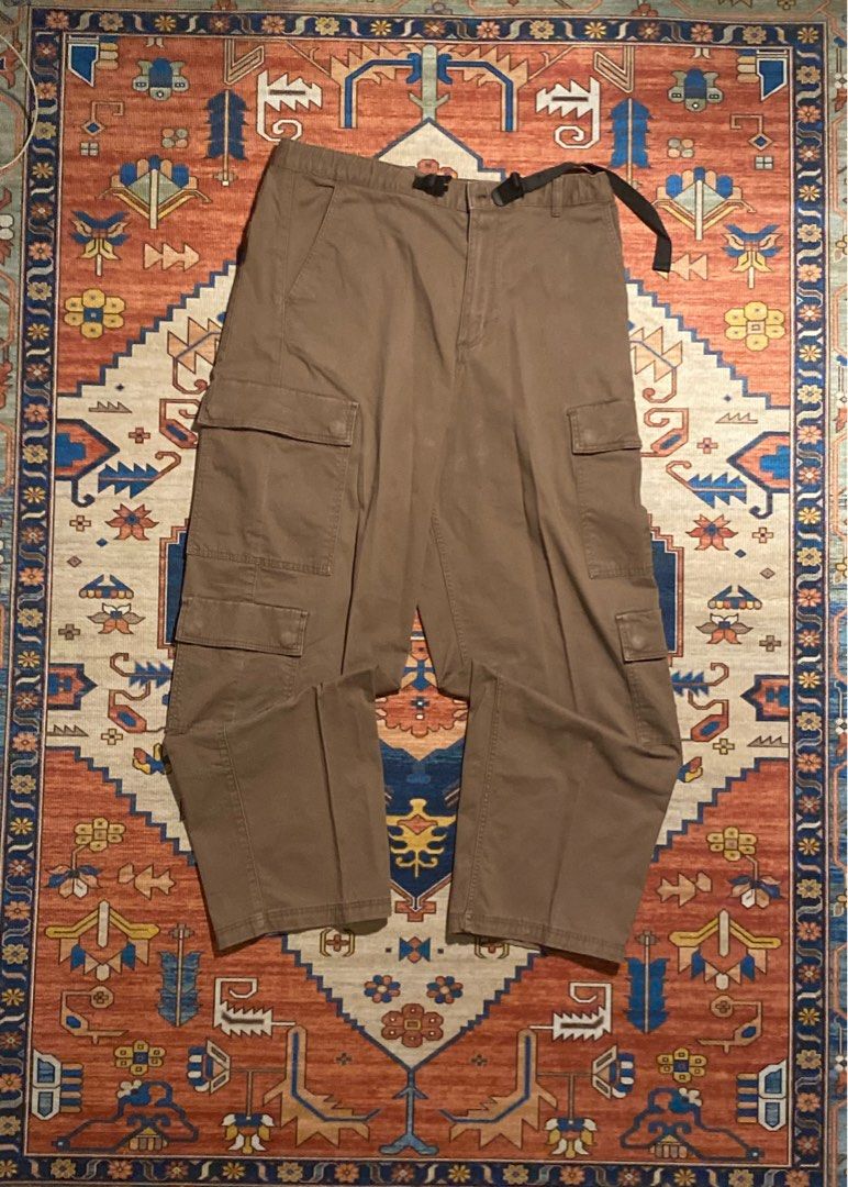 H&M Brown Cargo Pants (Category: Jeans) located in Makati City. Submitted by Cobykobe (Listing ID 1349133234, Image 1). Description: 📐Dimes: 📐L - 39 inch 📐W - 32 inch 📐LH - 9 inch.