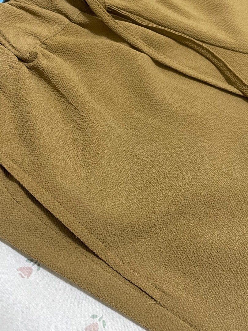 H&M Women’s Culottes Pants (Category: Other Bottoms) located in Manila. Submitted by sndr11 (Listing ID 1349133918, Image 2). Description: - barely used, too tight on me - see pics for sizing - in good condition pm for more details! mop: gcash / bdo mod: ggx, jnt, llm/grab 📍 qc, mm .