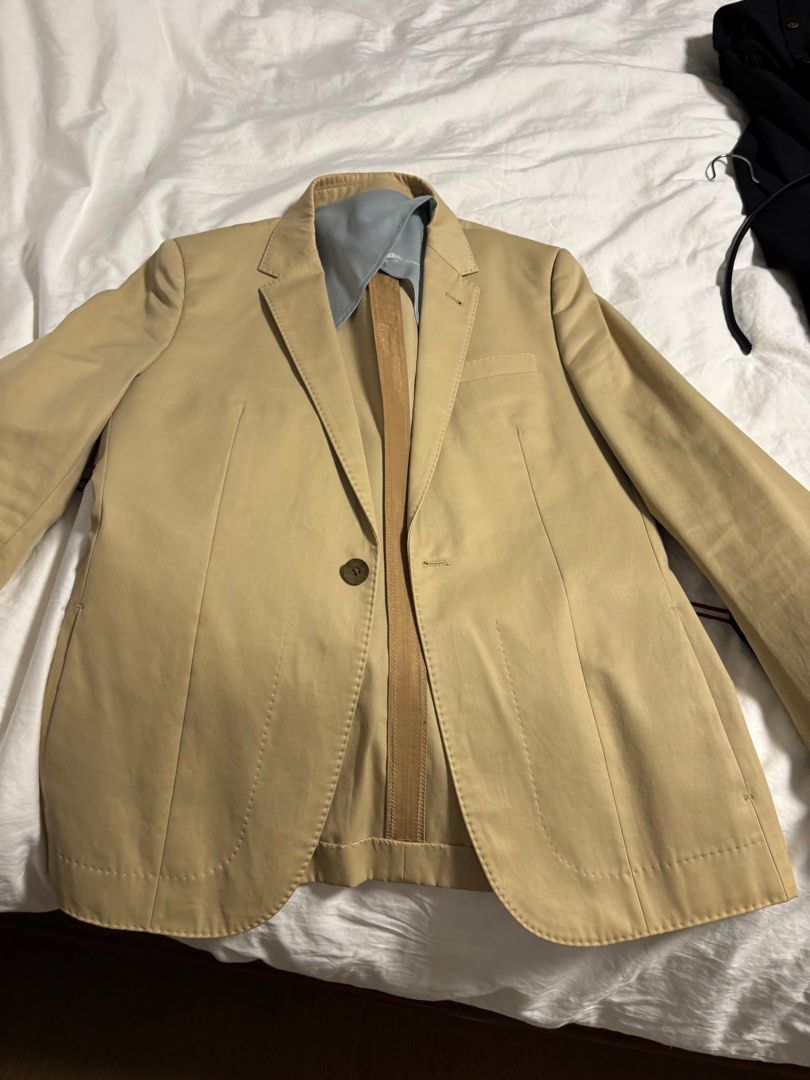 Initial jacket, good condition （分類：外套及戶外衣服）位於 Hong Kong。 由 jaylee1593 提交（商品編號 1349129232，圖片 1）。簡介： Selling as size is too small for me. 。