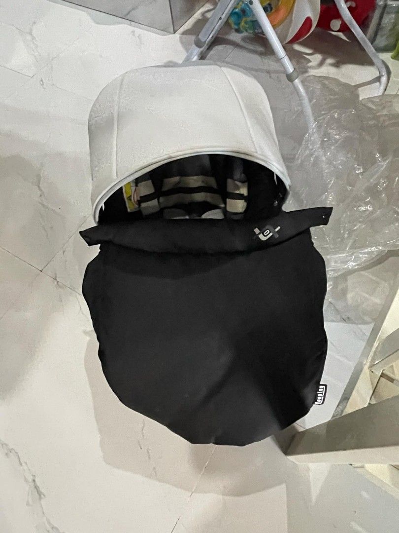 Looping Car Sear (Category: Car Seats) located in Manila. Submitted by hi_hanna (Listing ID 1349097085, Image 2). Description: Looping Car Seat for Newborn used 3 times as we didn't travel a lot. MOD: LBC or meet up.