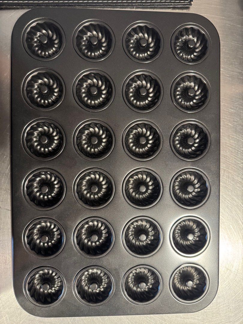 Mini bundt cake pan