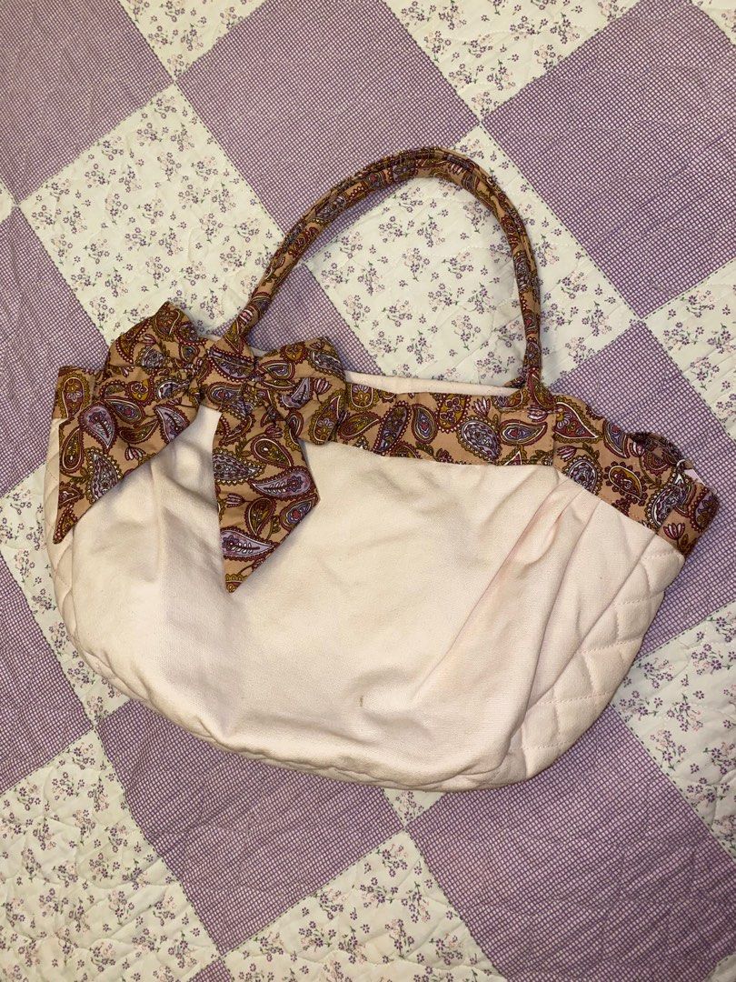 Naraya Cream Pink Shoulder Bag (Category: Shoulder Bags) located in Quezon City. Submitted by koreii (Listing ID 1349153803, Image 1). Description: 🛍️Naraya Cream Pink Shoulder Bag🛍️ ₱300 📌Working zippers 📌Pink inner lining with logo 📌Spacious, can fit ntbks, books, & papers 📌CROSSPOSTED 📌WYSIWYG 📌For sure buyers only 📌Buyer will shoulder shipping fee 📌All items are in good condition unless stated otherwise😉 ✅MOP: Gcash ✅MOD: JnT, lala