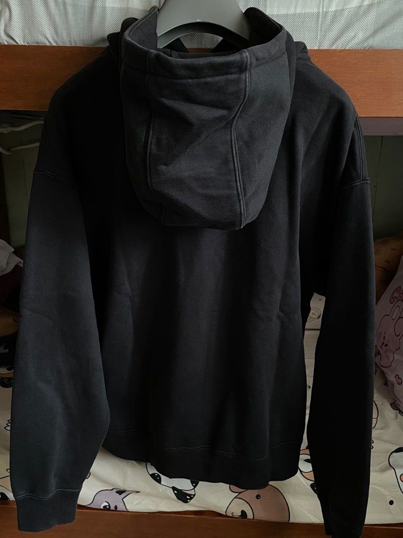 Nike Black Hoodie New Release - Large (Category: Hoodies) located in Los Banos. Submitted by lestralmazan (Listing ID 1349046748, Image 2). Description: Dimensions (inches): 26L x 24.5W Charcoal black 9-9.5/10 good condition Heavyweight New Release (white tag) Boxy fit.