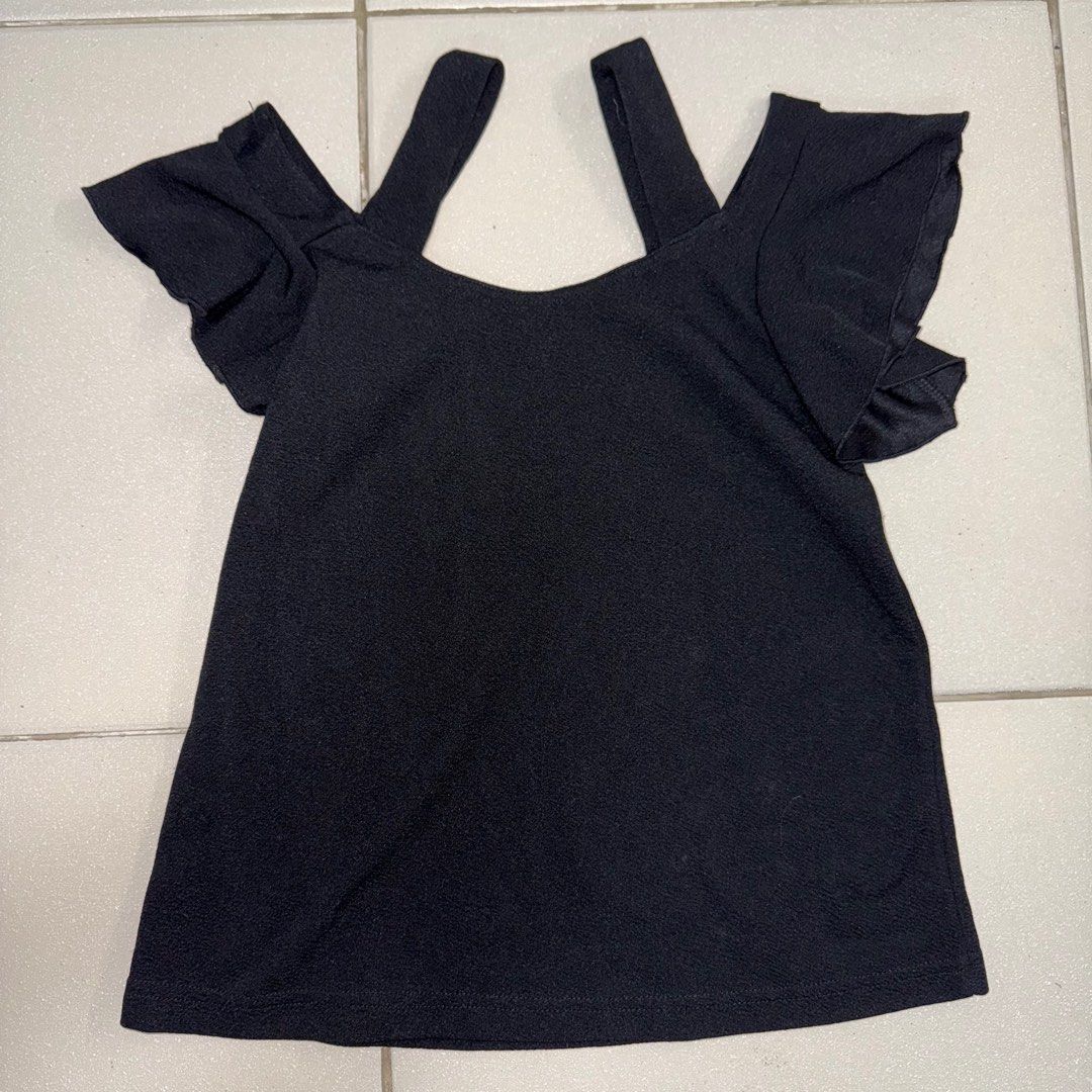 Off Shoulder Top SMALL- MEDIUM (Category: Others Tops) located in Manila. Submitted by eancc (Listing ID 1349094864, Image 2). Description: No damages, makapal tela RFS: Decluttering MOP: Gcash BDO BPI.