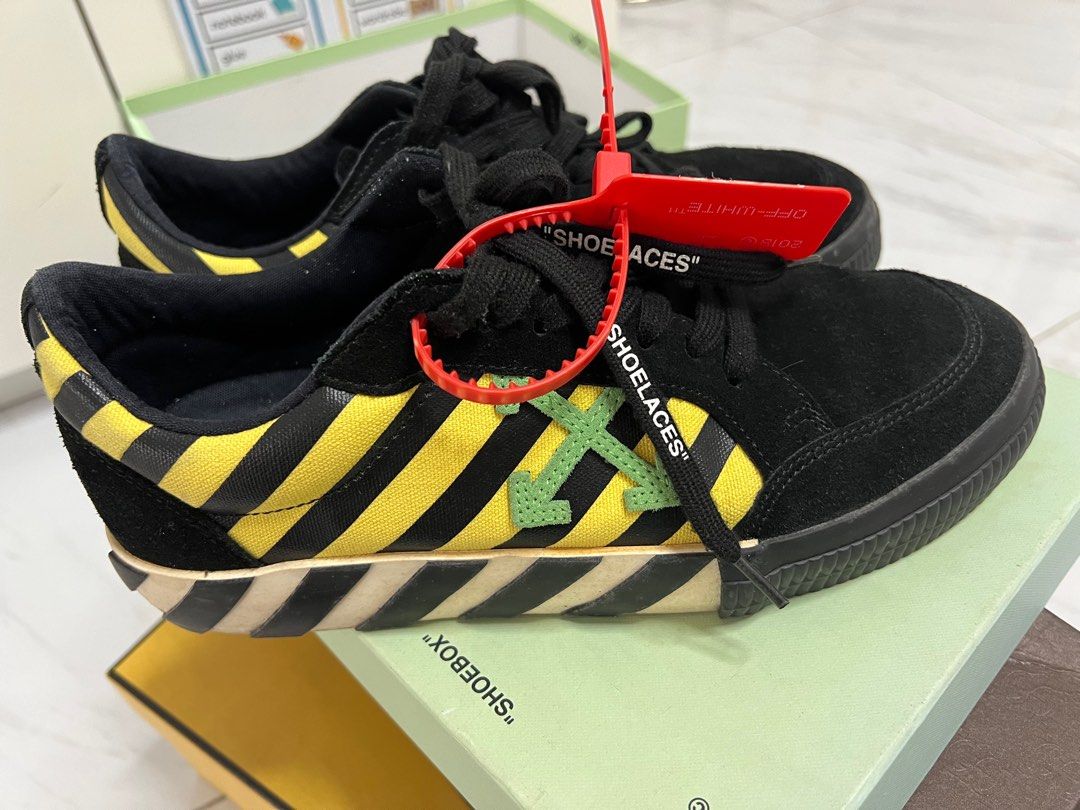 Off white （分類：便服鞋）位於 Hong Kong。 由 rainbow00800 提交（商品編號 1349117612，圖片 1）。簡介： 保證正貨 40號偏大 沙田或火炭交收。