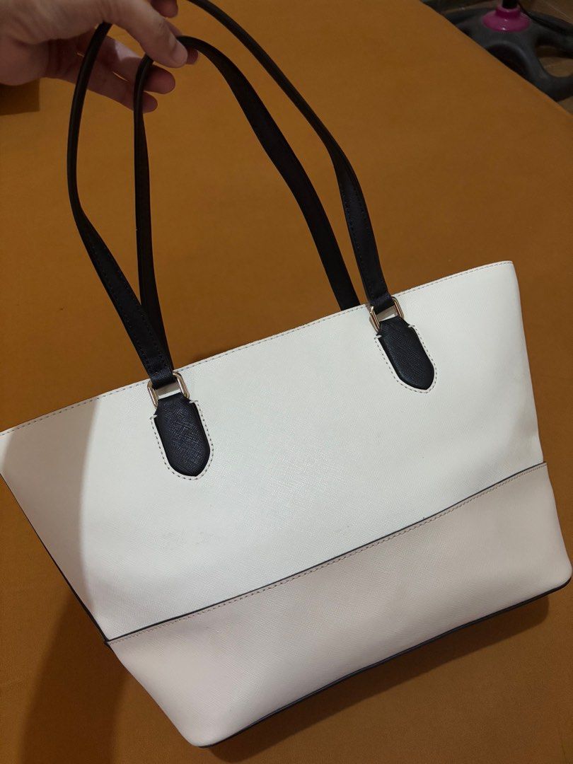 Original Kate Spade Leather Handbag (Category: Shoulder Bags) located in Paranaque City. Submitted by soapsian (Listing ID 1349068716, Image 2). Description: Used only once. Bought in Qatar for around 6.5k php. RFS: Decluttering.