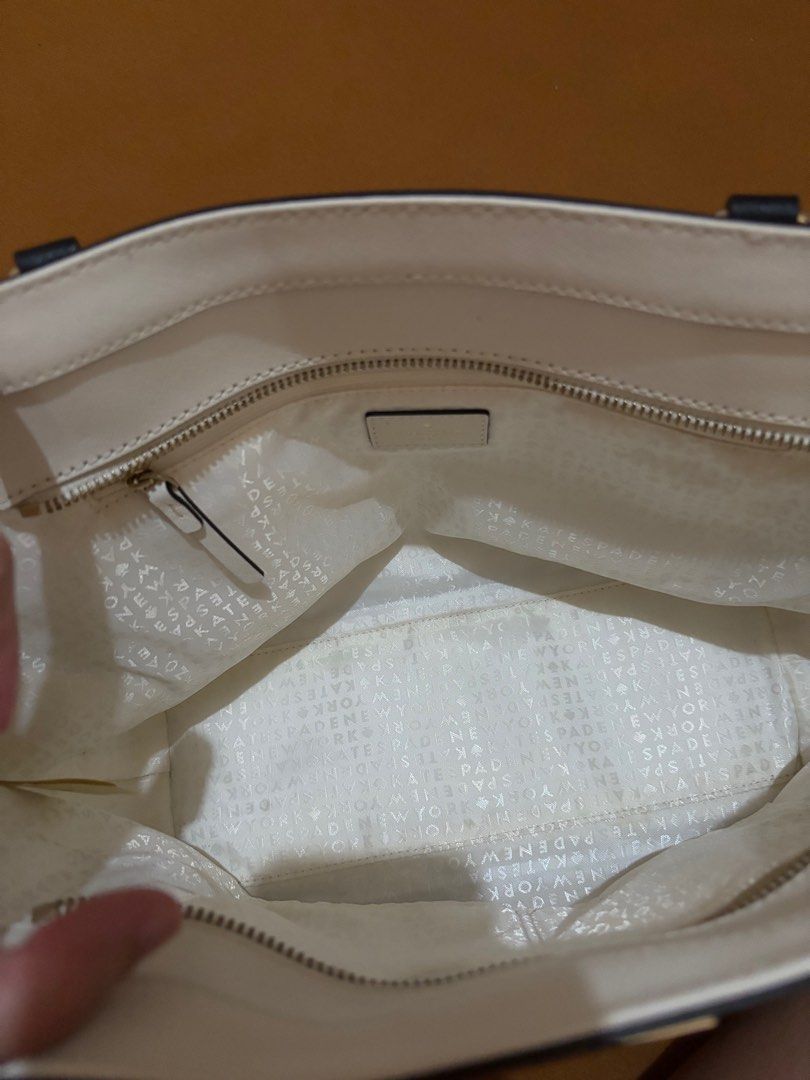 Original Kate Spade Leather Handbag (Category: Shoulder Bags) located in Paranaque City. Submitted by soapsian (Listing ID 1349068716, Image 3). Description: Used only once. Bought in Qatar for around 6.5k php. RFS: Decluttering.