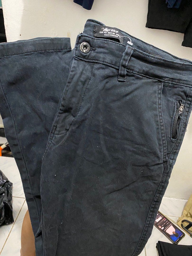 Pants some brand new all branded (Category: Jeans) located in Caloocan City. Submitted by gabriele07 (Listing ID 1349152347, Image 3). Description: Price depends on the price Both lee size 30 Mango size 28 Urban free size Blue slacks size 30 Beige slacks size 30 Bershka / navy blue pabts size 31-32 Jorts size 30 .