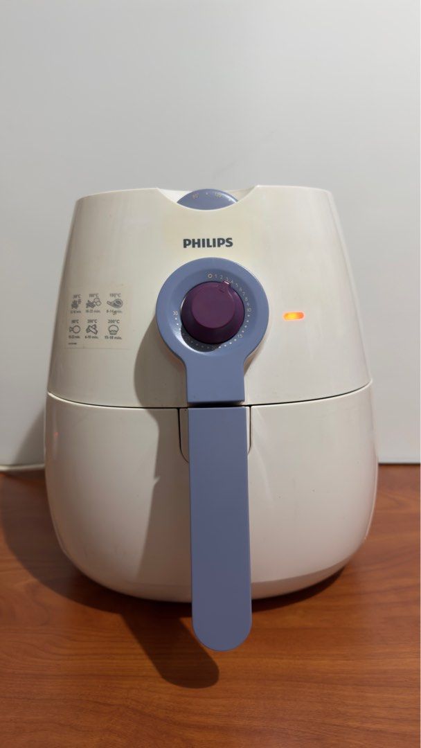 Philips Air Fryer (Category: Fryers) located in Binangonan. Submitted by c_r_i_s (Listing ID 1349080869, Image 1). Description: Philips Air Fryer Type: HD9220 KTL-SU071179-11001 220 volts 1425 watts With signs of use and some oil residue inside All functions are working In very good condition!.