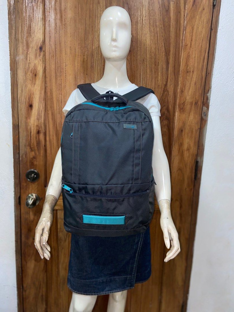 Prospecs (Category: Luxury Bags & Wallets) located in Mati. Submitted by michjake1009 (Listing ID 1349129258, Image 3). Description: In very good condition With laptop compartment foamy back for laptop protection Very matibay Many compartment .
