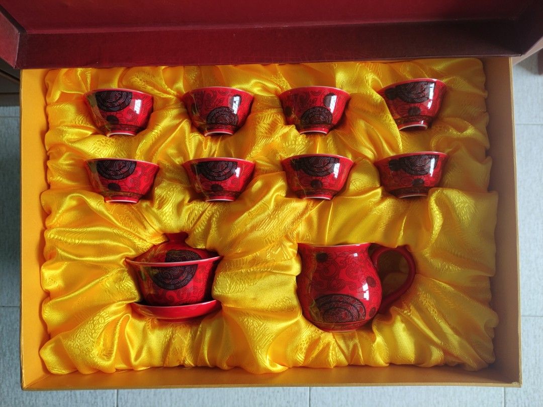 Tea set (Category: Coffee & Tea Tableware) located in Singapore. Submitted by koaung87 (Listing ID 1349049474, Image 2). Description: Chinese tea set 8 cups..