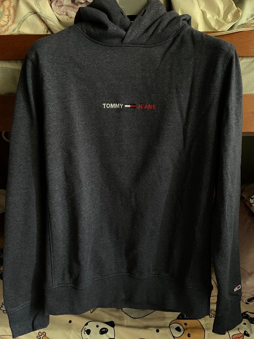 Tommy Jeans Grey Hoodie - Medium (Category: Hoodies) located in Los Banos. Submitted by lestralmazan (Listing ID 1349047234, Image 1). Description: Dimensions (inches): 26L x 20.5W Bluish grey color 9-9.5/10 good condition Midweight Regular fit.